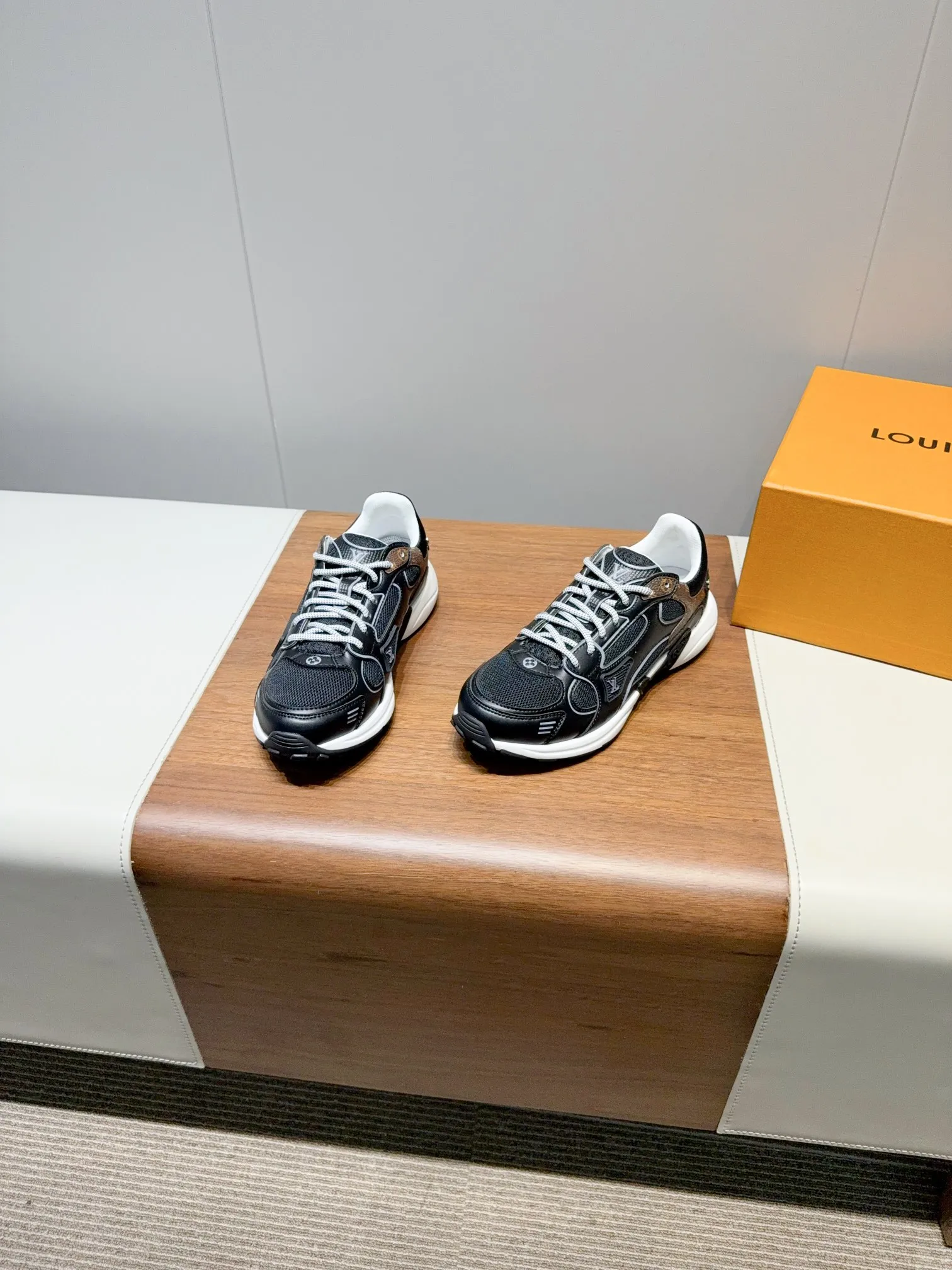 👟👟Ex-factory price 680👟👟 Men's size +10 LV Louis Vuitton OLYMPIA couple's sneakers. Purchased two pairs of Taikoo Hui RMB 18,200 to develop and reproduce. All details are correct. This model L Olympia sneakers combine mesh fabric and metallic synthetic leather and other technical fabrics to reinterpret the classic running shoe design with a neat and simple design. Lightweight EVA outsole provides a stretchy ride. Rich details such as Monogram embossing and presbyopic letters establish recognition. Mixed material embossing on the upper. Louis Vuitton elements on the laces. Original molded EVA. Outsole decorated with Monogram flowers. Size: 35-40 for women and 39-44 for men (40 for women and 45 for men are custom-made and cannot be returned or exchanged)